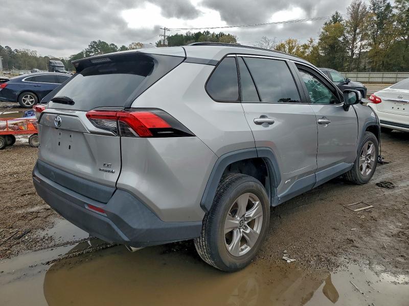 2T3MWRFV6NW145019 - 2022 TOYOTA RAV4 LE Stříbrná fotografie 3