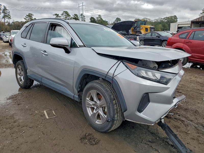 2T3MWRFV6NW145019 - 2022 TOYOTA RAV4 LE Stříbrná fotografie 4