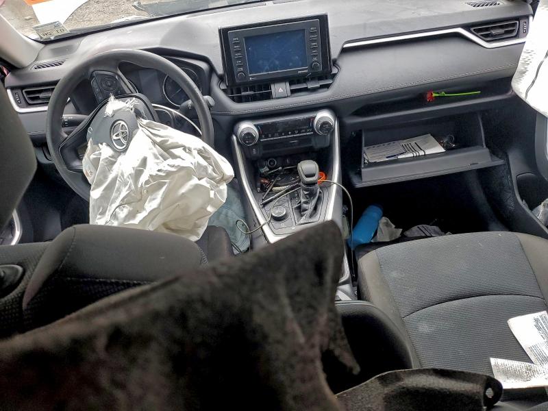 2T3MWRFV6NW145019 - 2022 TOYOTA RAV4 LE Stříbrná fotografie 8